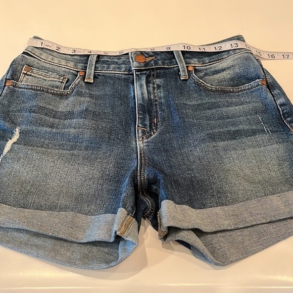 Level 99 3 1/2” Inseam Cuffed High Rise Shorts Size 29 - Picture 5 of 16